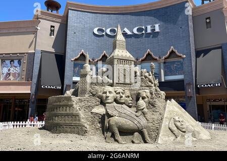 Une vue générale des monuments de la sculpture de sable du monde aux Citadel Outlets, le dimanche 4 juillet 2021, à Los Angeles. La sculpture de 20 pieds sur 36 pieds Banque D'Images