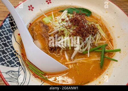 Miso Ramen épicé, soupe de nouilles japonaises, avec poulet et oignon vert. Banque D'Images