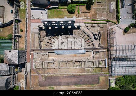 Vue aérienne des ruines de l'ancien théâtre romain de la ville d'Aoste Banque D'Images