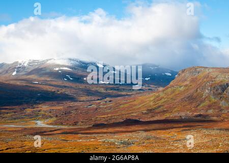 Montagnes autour de la piste de Kungsleden sur un raccourci entre Salka et Kebnekaise, Laponie suédoise, mi-septembre 2020 Banque D'Images