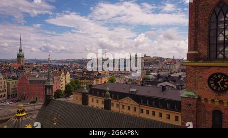 Un tir de drone sur l’église Riddarholmskyrkan de Stockholm, en face de Gamla Stan, en Suède Banque D'Images