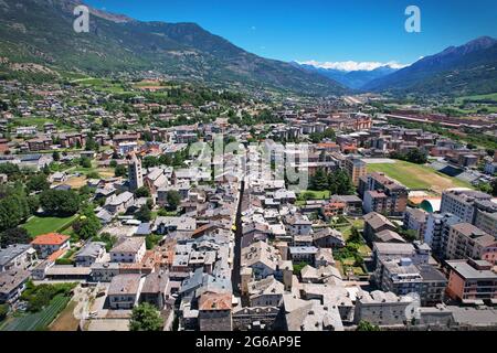 Vue aérienne du centre-ville et de la place principale d'Aoste. Italie Banque D'Images