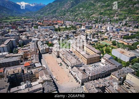 Vue aérienne du centre-ville et de la place principale d'Aoste. Italie Banque D'Images