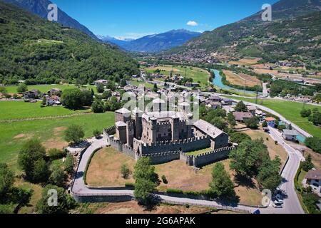 Vue aérienne du château de Fenis dans la vallée d'Aoste. Italie Banque D'Images