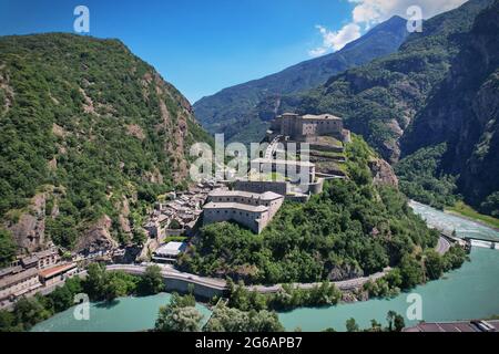 Châteaux étonnants de la forteresse Valle d'Aoste-Bard, au nord de l'Italie Banque D'Images