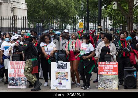 Londres, Royaume-Uni. 3 juillet 2021. Les militants pro-Biafran protestent face à Downing Street à la suite de l'arrestation au Nigeria de Nnamdi Kanu, dirigeant du peuple indigène de Biafra (IPOB). L'IPOB cherche un État indépendant pour le peuple Igbo dans le sud-est du Nigeria. Crédit : Mark Kerrison/Alamy Live News Banque D'Images