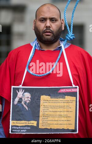 Londres, Royaume-Uni. 3 juillet 2021. Un homme au cou nu assiste à une protestation des militants anti-coup d'État face à Downing Street contre les exécutions politiques en Égypte à l'occasion du 8e anniversaire du coup d'État militaire égyptien contre le président Mohamed Morsi. 92 prisonniers politiques ont été exécutés en Égypte depuis le coup d'État, et le général Abdel Fattah el-Sisi a ratifié la peine de mort pour 64 autres. Crédit : Mark Kerrison/Alamy Live News Banque D'Images