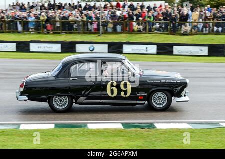 Berline classique gaz Volga M 21, voiture de course vintage en compétition au Trophée St Marys à l'événement historique de Goodwood Revival, Royaume-Uni. Gaz M 21 Volga - étoile Banque D'Images