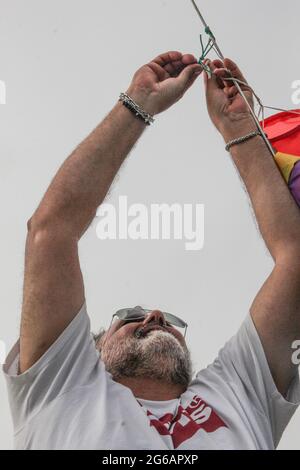 Golfe de Naples, Naples, Italie, 4 juillet 2021. Les bateaux se retrouvent au large de la côte au Palazzo Donn'Anna pour une foule éclair nautique contre la violence sexiste lancée par la Ligue navale de Naples. Ils défilent le long de la via Caracciolo, affichent des rubans rouges et émettent des signaux sonores avec des cornes et des sifflets. La napolitaine Mariafelicia Carraturo participe également à la foule, elle est la championne du monde de la libre-plongée en poids variable avec mono-nageoire. Sabrina Merolla/Alamy Banque D'Images