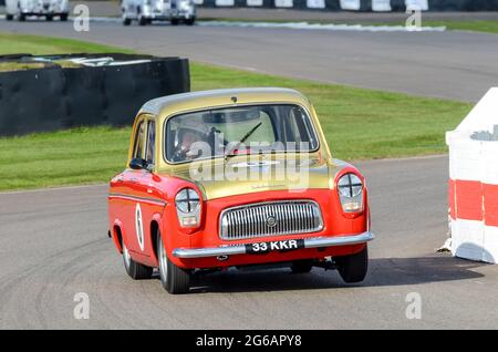 Ford Préfet 107E berline classique, voiture de course vintage en compétition dans le trophée St Marys à l'événement historique de Goodwood Revival, Royaume-Uni. Roue au-dessus du sol Banque D'Images
