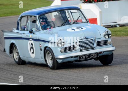 Berline Sunbeam Rapier classique, voiture de course vintage en compétition au Trophée St Marys à l'événement historique de Goodwood Revival, Royaume-Uni. Virage à la roue Banque D'Images