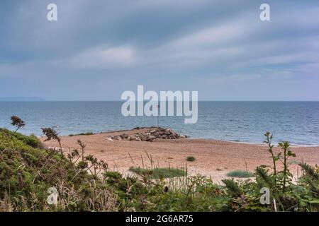 Highcliffe Beach mer Marker le long de la côte - ciel couvert, Dorset, Angleterre, Royaume-Uni Banque D'Images