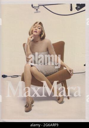 Affiche publicitaire de Max Mara avec Gigi Hadid dans la version papier du magazine de l'année 2015, une publicité, une publicité à partir d'MaxMara créatifs 2010s Banque D'Images