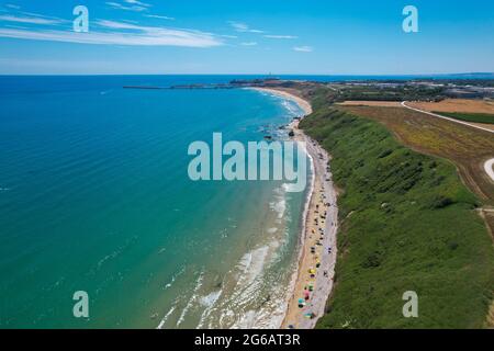 Côtes italiennes photographiées avec un drone d'en haut.Il offre l'une des plus belles étendues de côte de Puglia, en Italie, avec des plages de sable Banque D'Images