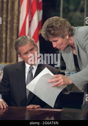 Le président George W. Bush passe en revue les notes avec Karen Hughes le mardi 11 septembre 2001, avant de s'adresser à la nation depuis le Bureau ovale. Photo de Paul Morse, la Maison Blanche. Banque D'Images