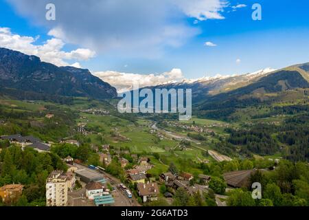 Vue sur Cavalese, Valle di Fiemme, Dolomiti, chaîne de montagnes Lagorai dans les Alpes orientales, Trento, Italie Banque D'Images