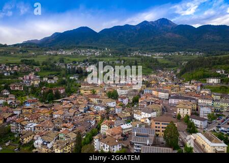 Vue sur Cavalese, Valle di Fiemme, Dolomiti, chaîne de montagnes Lagorai dans les Alpes orientales, Trento, Italie Banque D'Images