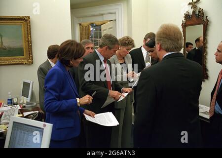 Le président George W. Bush examine un mémoire avec le personnel de la Maison-Blanche le mardi 11 septembre 2001, à l'extérieur du Bureau ovale. Photo de Tina Hager, la Maison Blanche. Banque D'Images