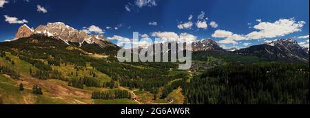 Panorama à 180 degrés, de Cortina d'Ampezzo, chaîne de Cristallo derrière, Dolomites d'Ampezzo, Alpes, Vénétie, Italie Banque D'Images