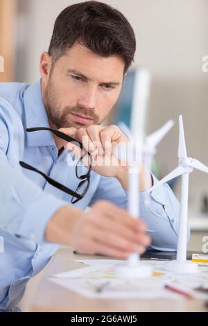 architecte travaillant au bureau sur le modèle de moulin à vent 3d Banque D'Images