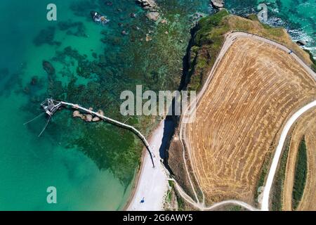 Réserve naturelle de Punta Aderci. Il offre l'une des plus belles étendues de côte des Abruzzes Italie avec plate-forme de pêche traditionnelle Trabocchi Banque D'Images