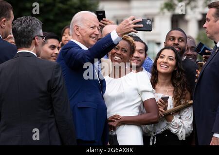 LE président AMÉRICAIN Joe Biden accueille les gens sur la pelouse sud de la Maison Blanche lors d'une célébration du jour de l'indépendance à Washington, DC, Etats-Unis. 04e juillet 2021. Credit: SIPA USA/Alay Live News Banque D'Images