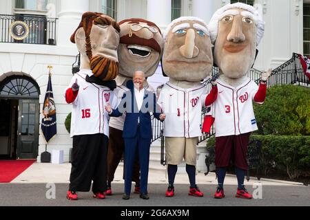 Washington, États-Unis. 04e juillet 2021. LE président AMÉRICAIN Joe Biden pose avec des personnes vêtues d'anciens présidents américains portant des uniformes de baseball des ressortissants de Washington, sur la pelouse sud de la Maison Blanche lors d'une célébration de l'indépendance Day à Washington, DC, USA, 04 juillet 2021. Credit: SIPA USA/Alay Live News Banque D'Images