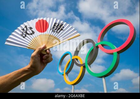 RIO DE JANEIRO - MARS, 2016: Main tenant un ventilateur décoré avec des caractères kanji japonais orthographiant hissho (traduction anglaise: Certaine victoire) i Banque D'Images