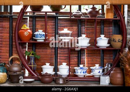 Nécessaire à thé traditionnel chinois, théières et tasses sur étagère en acajou Banque D'Images