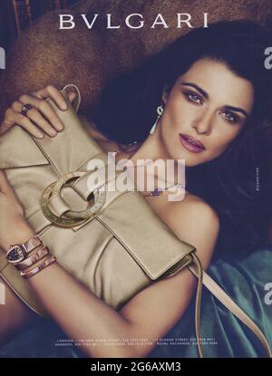 Affiche publicitaire de la maison BVLGARI avec Rachel Weisz dans la version papier du magazine à partir de 2011, année de création publicitaire, publicité de BVLGARI 2010s Banque D'Images