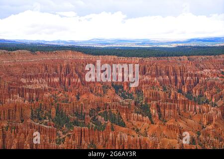 Parc national de Bryce Canyon, Hoodoos, Natural Bridge et Thor's Hammer. Les couleurs rouge, orange et blanc des rochers offrent une vue spectaculaire. Utah, États-Unis Banque D'Images