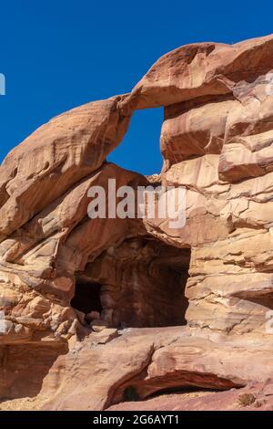 Tombes sculptées en grès Jabal-al-Khubtha, AD 70, site archéologique de Petra, Jordanie Banque D'Images