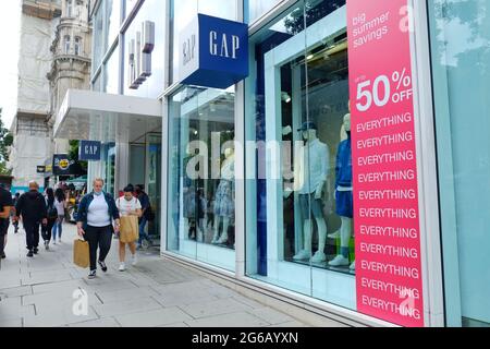 La boutique phare de Gap à Oxford Street. Le détaillant a annoncé le 30 juin qu'il fermera ses 81 magasins au Royaume-Uni Banque D'Images