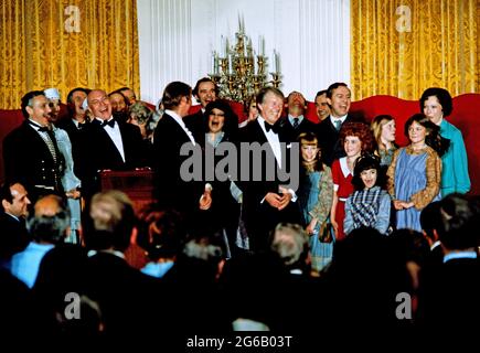 Le président des États-Unis Jimmy carter, au centre, première dame Rosalynn carter, à droite, pose avec la troupe de « Annie » comme hôte d'un dîner en l'honneur des gouverneurs de l'État et de leurs conjoints dans la salle est de la Maison Blanche à Washington, DC, le mardi 1er mars 1977. (Photo par Arnie Sachs/CNP/Sipa USA) crédit: SIPA USA/Alay Live News Banque D'Images