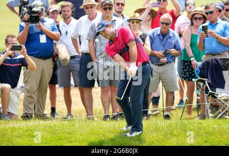 Detroit, Michigan, États-Unis. 4 juillet 2021. Patrick Reed de The Woodlands, Texas chips sur le 18e trou au Rocket Mortgage Classic. Crédit : David Donoher/ZUMA Wire/Alay Live News Banque D'Images