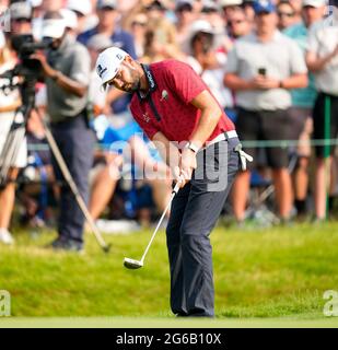 Detroit, Michigan, États-Unis. 4 juillet 2021. Troy Merritt, d'Eagle, Idaho, se lance sur le 18e vert au Rocket Mortgage Classic. Crédit : David Donoher/ZUMA Wire/Alay Live News Banque D'Images