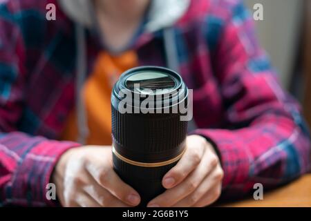 jeune maître de réparation d'équipement photographique dans un atelier Banque D'Images