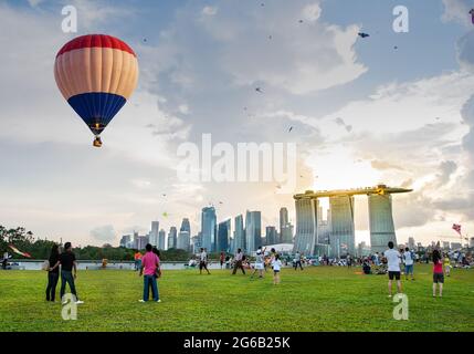 Marina Bay, Singapour - 4 octobre 2014 : vue aérienne d'une montgolfière survolant Marina barrage. Vue panoramique sur la ville de Singapour avec coucher de soleil Banque D'Images