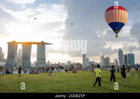 Marina Bay, Singapour - 4 octobre 2014 : vue aérienne d'une montgolfière survolant Marina barrage. Vue panoramique sur la ville de Singapour avec coucher de soleil Banque D'Images