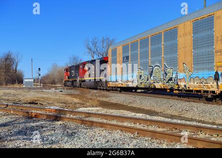 Bartlett, Illinois, États-Unis. Deux locomotives du canadien National dirigent un train de marchandises vers le nord par Spaulding Junction, dans la banlieue de Chicago. Banque D'Images