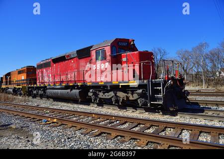 Dolton, Illinois, États-Unis. Deux locomotives de Chicago, fort Wayne et Eastern Railroad dirigent un train de marchandises sur une ligne principale multipiste dans la banlieue de Chicago. Banque D'Images