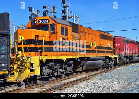 Dolton, Illinois, États-Unis. Deux locomotives de Chicago, fort Wayne et Eastern Railroad dirigent un train de marchandises sur une ligne principale multipiste dans la banlieue de Chicago. Banque D'Images