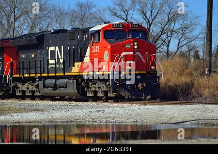 Dolton, Illinois, États-Unis. Une paire de locomotives du chemin de fer national canadien conduisent un train de marchandises sur une courbe. Banque D'Images