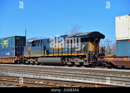 Dolton, Illinois, États-Unis. Une locomotive CSX (CSX Transportation) servant d'unité de puissance distribuée (DPU) sur un train de marchandises. Banque D'Images