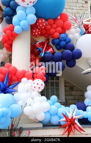 Affichage lumineux et festif de ballons rouges, blancs et bleus lors du jour de l'indépendance. Banque D'Images