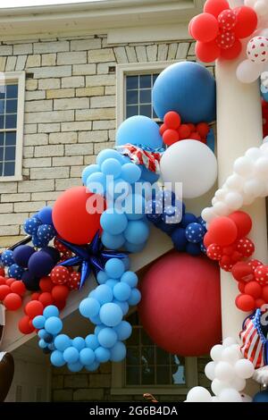 Affichage lumineux et festif de ballons rouges, blancs et bleus lors du jour de l'indépendance. Banque D'Images