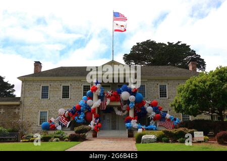 Monterey, CA, États-Unis - 4 2021 juillet : des ballons rouges et blancs lumineux décorent Colton Hall lors de la première célébration du jour de l'indépendance depuis le début de la pandémie. Banque D'Images