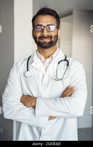 Portrait d'un indien médecin médecin médique professionnel debout avec les bras croisés Banque D'Images