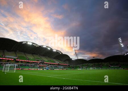 MELBOURNE, AUSTRALIE - 16 MAI : vue sur l'AAMI Park alors que le soleil se couche après une douche à effet pluie lors du match de football Hyundai A-League entre Melbourne City FC et Wellington Phoenix le 16 mai 2021 à l'AAMI Park à Melbourne, en Australie. (Photo de Dave Hewitt) Banque D'Images