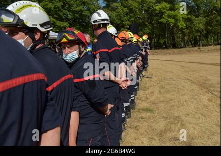 Draguignan, France. 2 juillet 2021. Un groupe de pompiers est vu en ligne pendant la formation finale. Les équipes de lutte contre les incendies suivent une formation finale devant le ministre de l'intérieur, Gerald Darmanin, et la ministre de l'Environnement, Barbara Pompili. Les mois de mai, juin et juillet devraient être plus chauds et plus secs que la normale comme l'a annoncé Météo France. Le risque d'incendie pour cette période est au niveau le plus élevé. Crédit : Laurent Coust/SOPA Images/ZUMA Wire/Alay Live News Banque D'Images